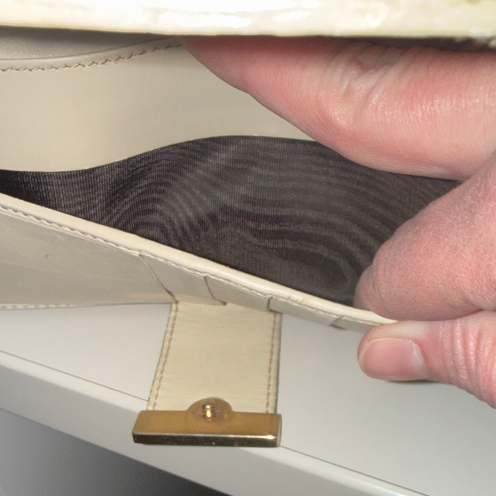 Authentic Gucci included COA certification Gold Embossed wallet - Picture 7 of 16
